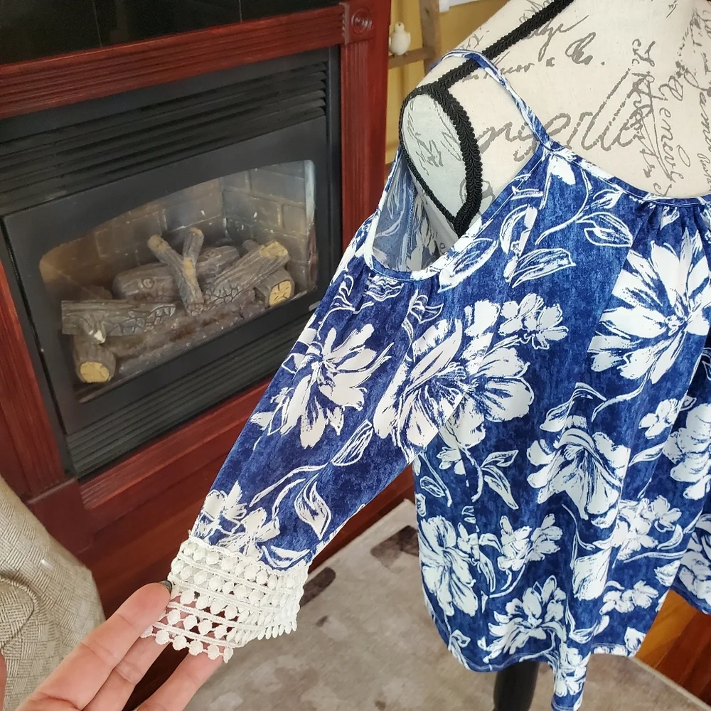 Harlow & Rose Blue White Floral Cold Shoulder Top Size Large